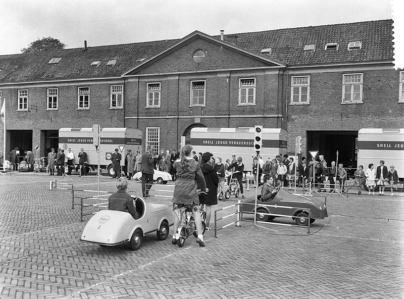 File:Overhandiging Mobiele Verkeersscholen. De plaats vol trapautootjes, Bestanddeelnr 912-9017.jpg