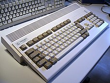 Gehäuse des A1200 mit Tastaturfeld und PCMCIA-Schnittstelle (links)