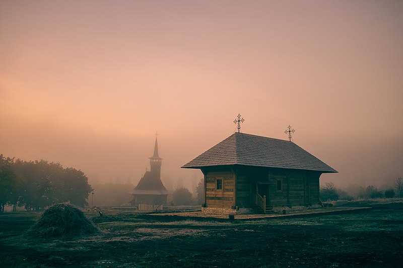 File:Biserici de lemn din Hiriseni si Girbova in Muzeul Satului.jpg