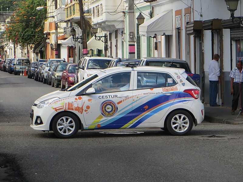 File:Policía Turística (Santo Domingo).jpg