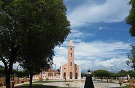 Praça João Jales Dantas, ao fundo a Igreja de Nossa Senhora das Graças