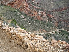 Mur bahut de la route en lacets du col du Swartberg (Afrique du Sud).