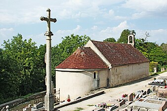 Chapelle et croix du cimetière.