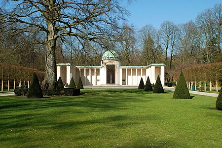 Memorial de la Reina Astrid en Laeken (arquitecto Paul Bonduelle, 1938).