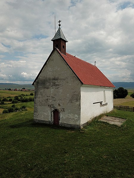 File:Csíkszentimre, Szent Margit kápolna madártávlatból.jpg