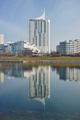 Hochhaus Neue Donau, Blick von Südwesten mit Spiegelung in der Neuen Donau