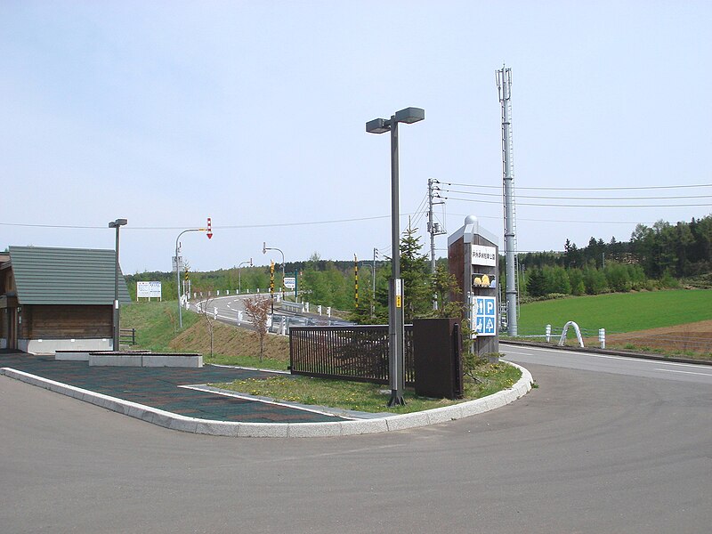 File:Hokkaido Pref Route Sign 79 totoro-toge parking.jpg