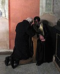 Um penitente confessando seus pecados em uma Igreja Católica Grega Ucraniana