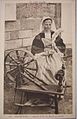 Baud : jeune fille au rouet (carte postale, vers 1910).