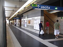 Het oostelijke perron voor de metro's richting Laurentina.