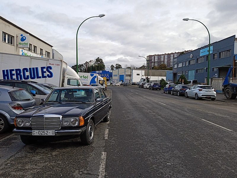 File:Mercedes 300 en Pocomaco.jpg