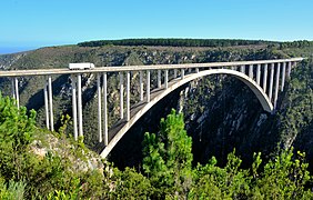 Die Bloukrans Bridge führt über den gleichnamigen Fluss und ist mit 216 m die höchste Brücke Afrikas