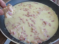 Cancoillotte fondue aux lardons.