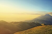 Pemandangan matahari terbit di Gunung Prau, Dataran Tinggi Dieng