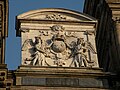 Sur le fronton de la cathédrale Saint-Pierre de Rennes.