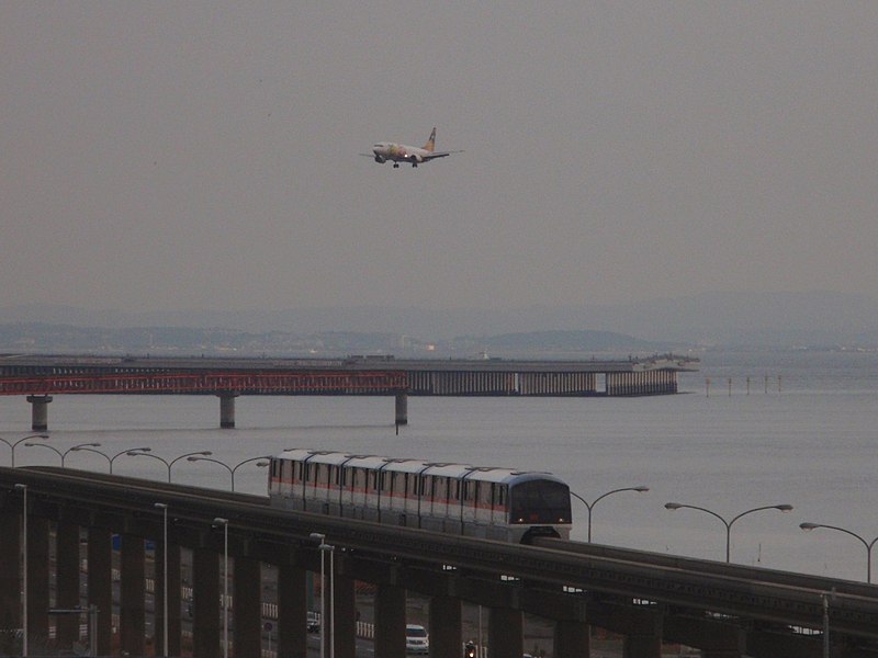 File:TokyoMonorail 2000 and SNJ B737-400 20101212.jpg