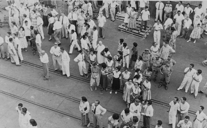 File:COLLECTIE TROPENMUSEUM Afscheidnemers onder wie J. Vink op de kade in de haven van Tandjong Priok gefotografeerd vanaf een passagiersschip TMnr 60049227.jpg