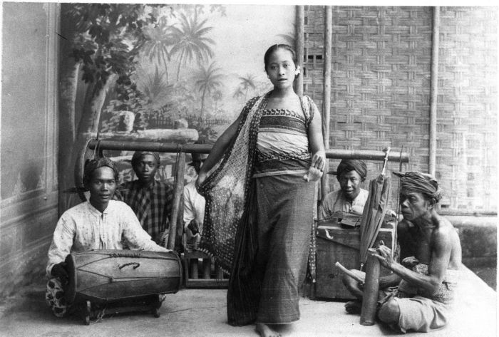 File:COLLECTIE TROPENMUSEUM Studioportret van een ronggengdanseres met een klein orkest Java TMnr 60009191.jpg