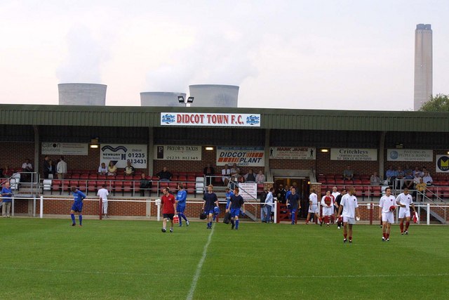 File:Loop Meadow Stadium in Didcot - geograph.org.uk - 1245312.jpg