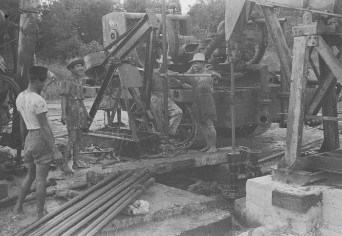 File:COLLECTIE TROPENMUSEUM Arbeiders van de BPM rond een jaknikker bij Sambodja TMnr 10028438.jpg