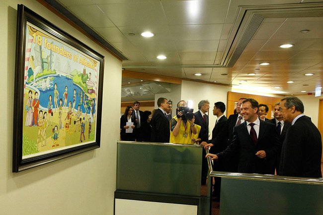 File:Dmitry Medvedev in Hong Kong 17 April 2011-9.jpeg