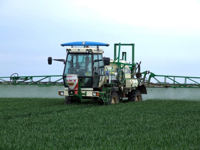 File:Crop Spraying - geograph.org.uk - 445532.jpg