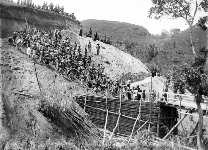 File:COLLECTIE TROPENMUSEUM Aanleg van de grote weg naar de Alaslanden Karolanden Sumatra TMnr 10008037.jpg