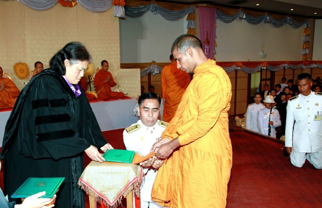 File:Abhaya Putra Bhikkhu awared by Princess Sirindhorn.jpg