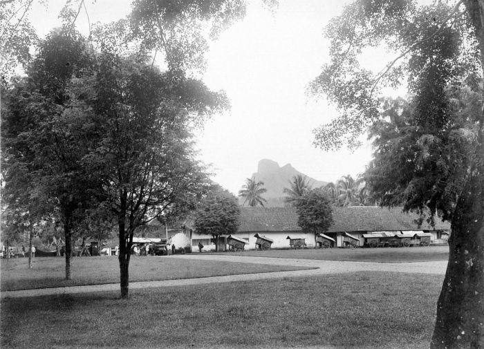 File:COLLECTIE TROPENMUSEUM Aloon-aloon te Madjalengka West-Java TMnr 10008032.jpg