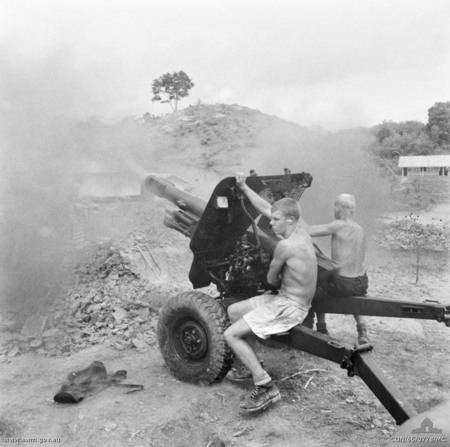 File:102 Field Battery, Borneo 1965(AWM CUN650778MC).png