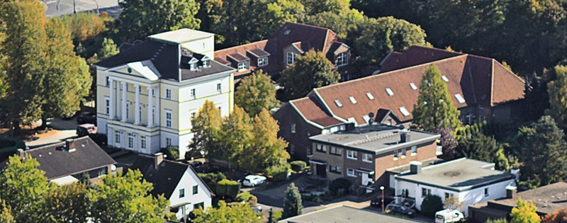 File:Moers, Averdunkshof, Luftbild (2011).jpg