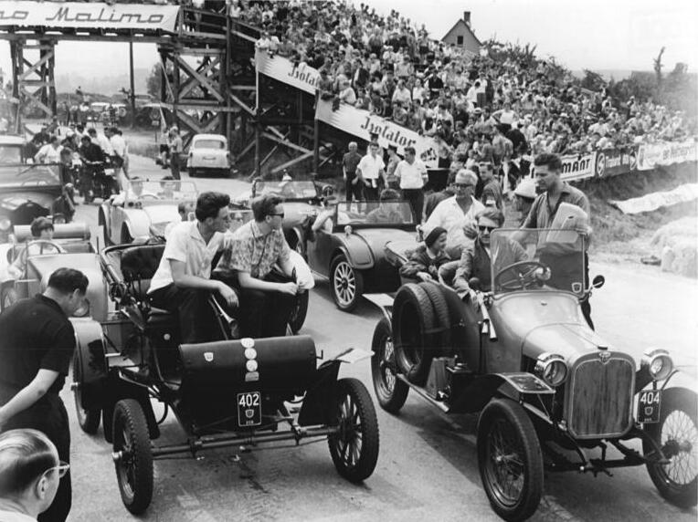 File:Bundesarchiv Bild 183-F0716-0046-001, 40 Jahre Sachsenring, Internationale Veteranenrallye.jpg