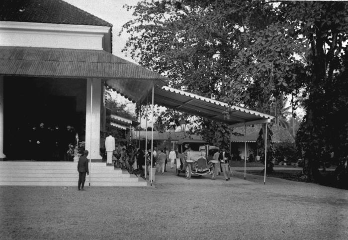 File:COLLECTIE TROPENMUSEUM Aankomst van Gouverneur-Generaal Van Limburg Stirum bij het paleis van de resident te Padang tijdens zijn bezoek aan Sumatra. TMnr 60013114.jpg