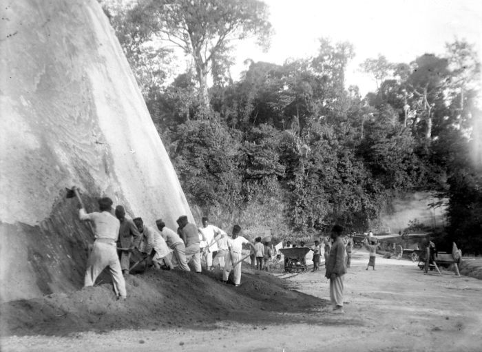 File:COLLECTIE TROPENMUSEUM Arbeiders werken aan de aanleg van wegen in de Karolanden Noord-Sumatra TMnr 10007842.jpg