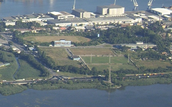 File:Burgas Der Abfluss Burgas mit dem Stadion Tschernomorez.jpg