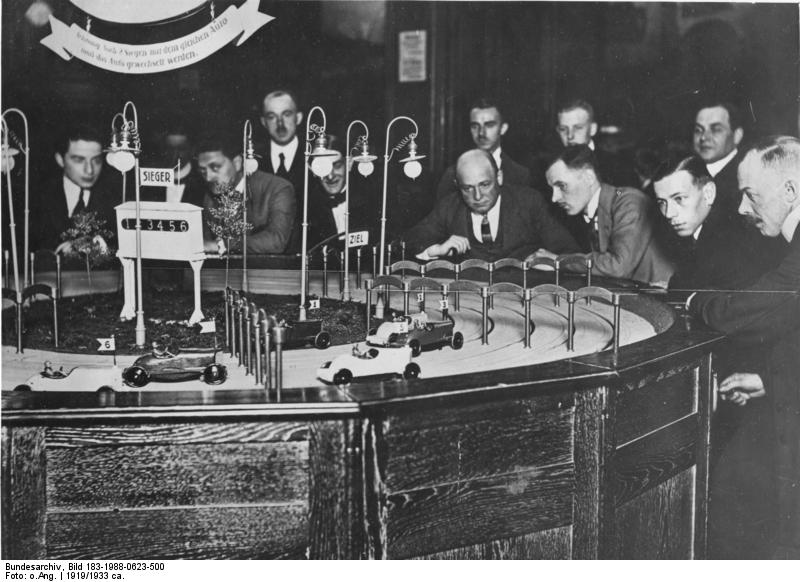 File:Bundesarchiv Bild 183-1988-0623-500, Wetten bei Auto-Rennen-Spiel.jpg