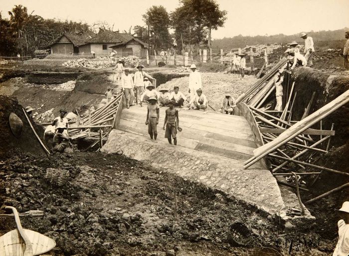 File:COLLECTIE TROPENMUSEUM Aanleg van een viaduct over de spoorweg TMnr 60052202.jpg