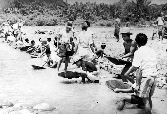 File:COLLECTIE TROPENMUSEUM Arbeiders wannen rivierzand op zoek naar goud midden-Celebes TMnr 10007126.jpg