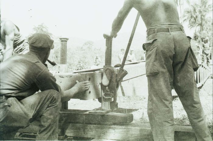 File:COLLECTIE TROPENMUSEUM Aanleg van een brug bij Tjipadang door de genie TMnr 10029125.jpg