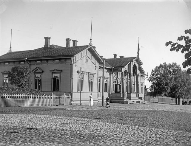 File:Rautatieasema; Länsipuisto, Pori.jpg