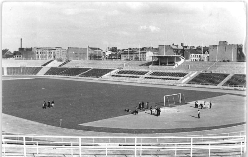 File:Bundesarchiv Bild 183-10721-0001, Berlin, Ulbricht-Stadion.jpg