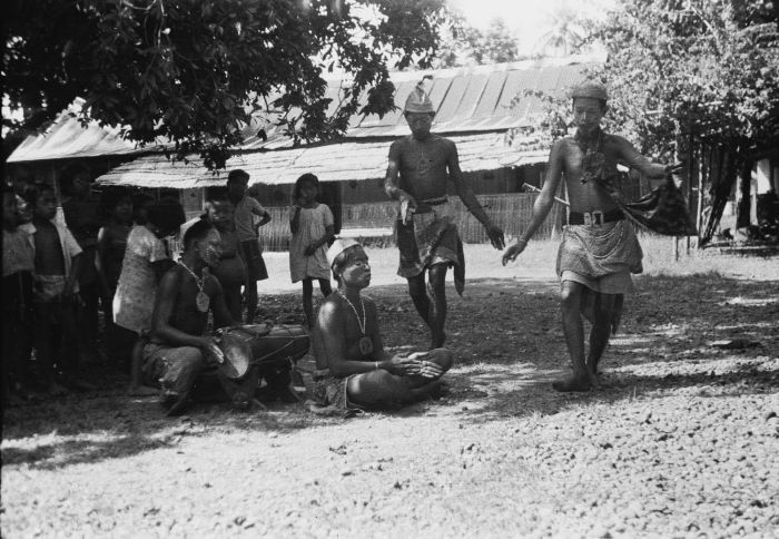 File:COLLECTIE TROPENMUSEUM Dansvoorstelling bij Hotel Slamet Banjoemas TMnr 10029225.jpg