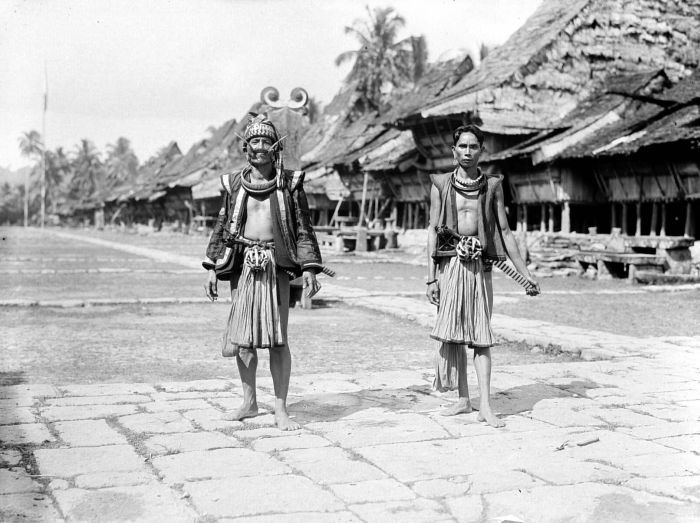 File:COLLECTIE TROPENMUSEUM Twee mannen uit Zuid-Nias in lokale kleding TMnr 10005767.jpg