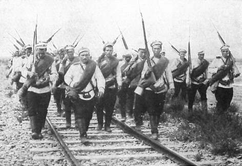 Soldater i fältuniform under rysk-japanska kriget. Kappan är rullad och buren över vänstra axeln.
