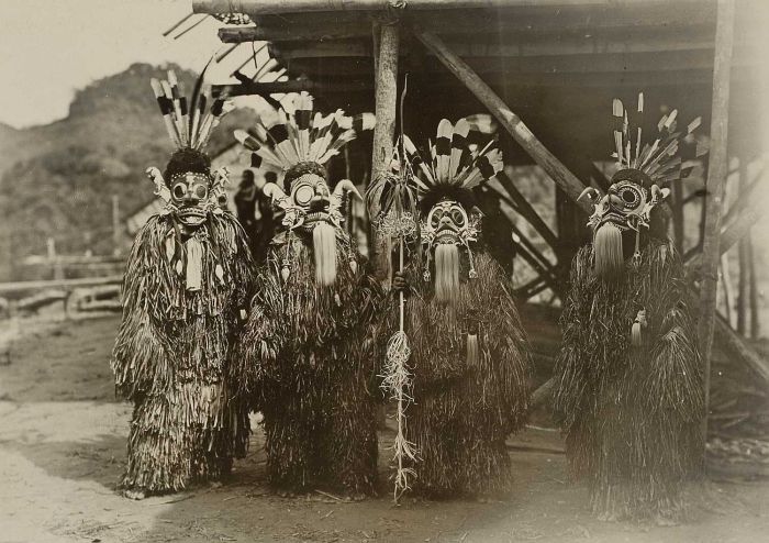 File:COLLECTIE TROPENMUSEUM Maskerdans tijdens de zaaifeesten van de Bahau Dajaks Boven-Mahakam TMnr 60001698.jpg