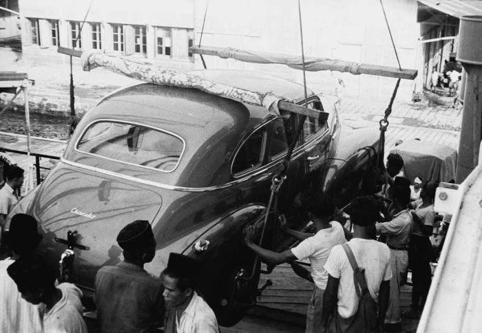 File:COLLECTIE TROPENMUSEUM 'Het aan boord van de 'Bagan' takelen van een auto tijdens de inscheping in de haven van Makassar' TMnr 10029546.jpg