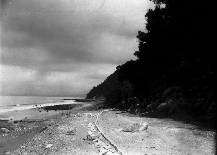 File:COLLECTIE TROPENMUSEUM Arbeiders in herendienst werken aan een weg langs de kust van de Ende-baai TMnr 60007275.jpg