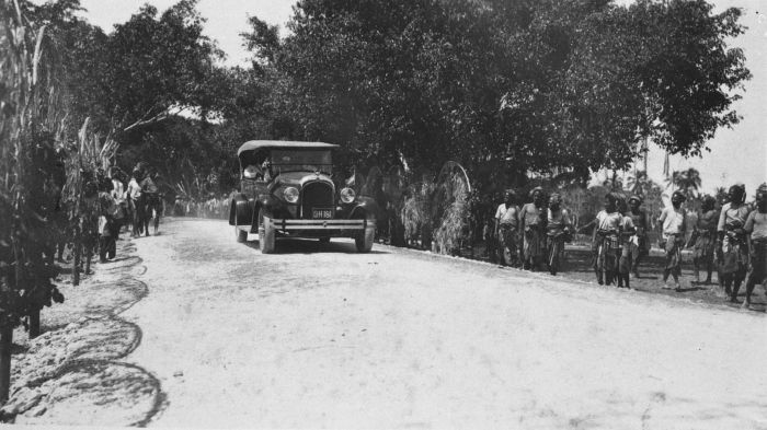 File:COLLECTIE TROPENMUSEUM Auto bij Amoerassi Timor TMnr 60033648.jpg