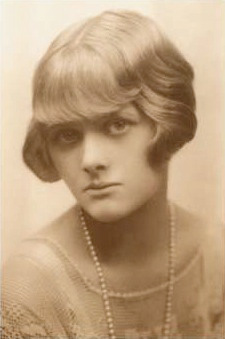 A escritora britanica Daphne du Maurier, en una imachen de primerías d'os anyos 1930.