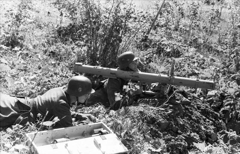 File:Bundesarchiv Bild 101I-734-0019-15, Russland-Nord, Soldaten mit Raketen-Panzer-Büchse.jpg